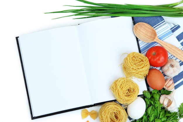 Książka kucharska na stole