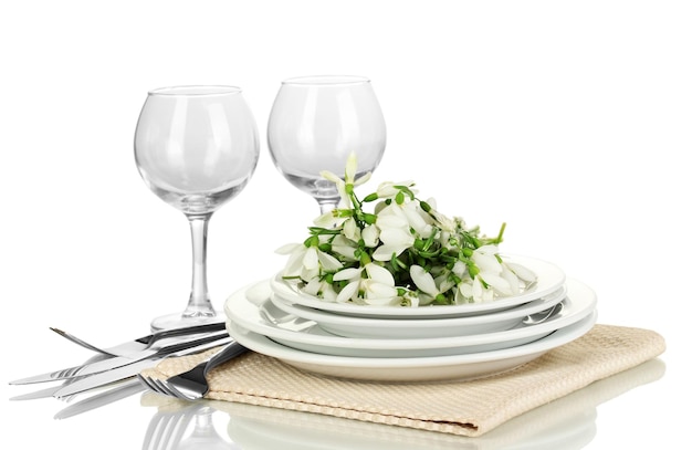 Stół z naczyniami i sztućcami